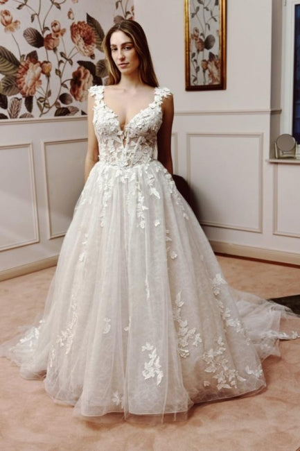 Romantic White A-Line V-Neck Sleeveless Backless Lace Cathedral Train Wedding Dresses With Appliques