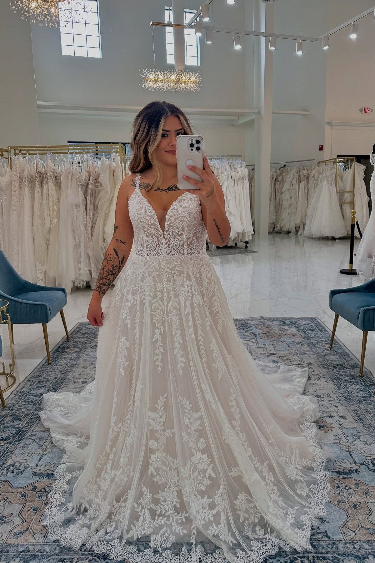 Romantic White Lace A-Line V-Neck Spaghetti Strap Sleeveless Backless Sweep Train Tulle Wedding Dresses With Appliques