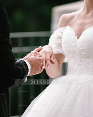 Romantic White Sweetheart Off-The-Shoulder Sequined Ball Gown Cathedral Train Tulle Wedding Dresses With Appliques