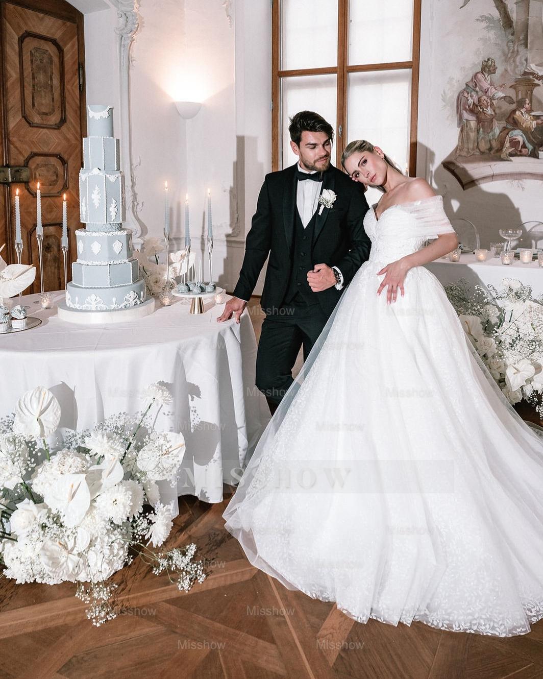 Romantic White Sweetheart Off-The-Shoulder Sequined Ball Gown Cathedral Train Tulle Wedding Dresses With Appliques