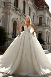 Romantic White Sweetheart Sleeveless Sequined Beaded Ball Gown Long Tulle Wedding Dresses