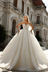 Romantic White Sweetheart Sleeveless Sequined Beaded Ball Gown Long Tulle Wedding Dresses