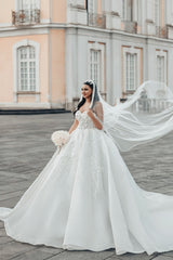 Romantic White Sweetheart Spaghetti Strap Sleeveless Sequined Ball Gown Long Tulle Wedding Dresses With Appliques