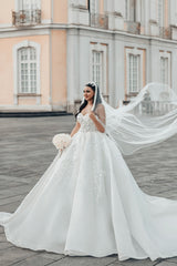 Romantic White Sweetheart Spaghetti Strap Sleeveless Sequined Ball Gown Long Tulle Wedding Dresses With Appliques