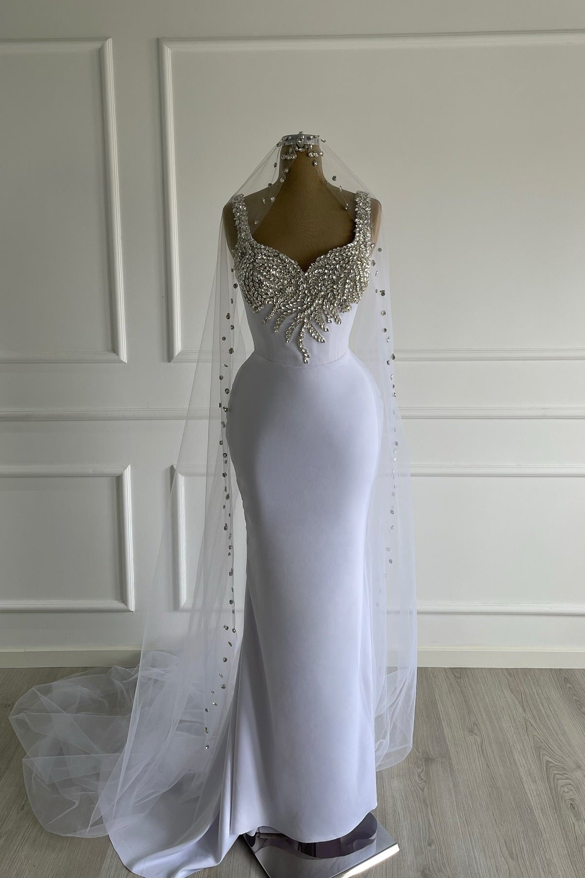 Simple White Sweetheart Sleeveless Mermaid Wedding Dress with Rhinestones