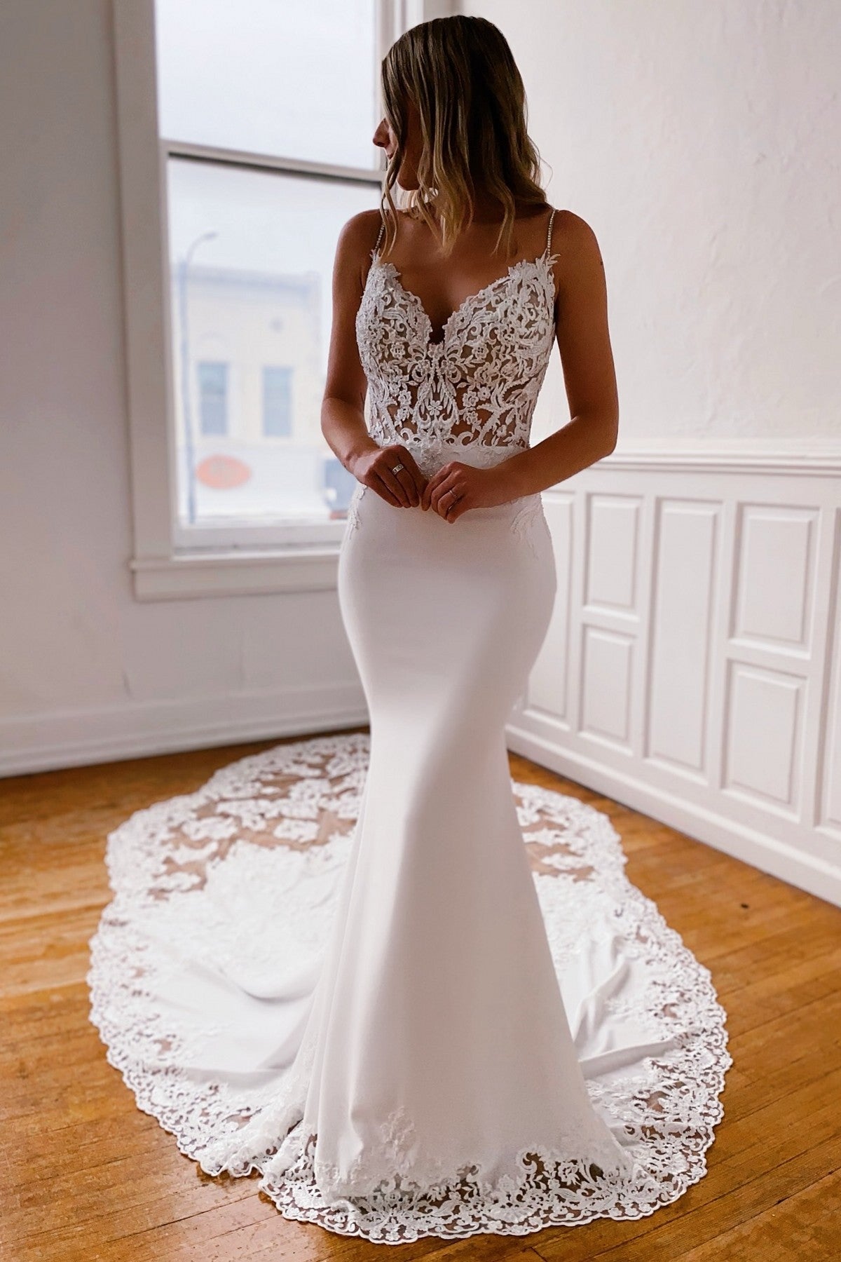 Stunning White Lace Mermaid V-Neck Spaghetti Strap Sleeveless Cathedral Train Satin Wedding Dresses