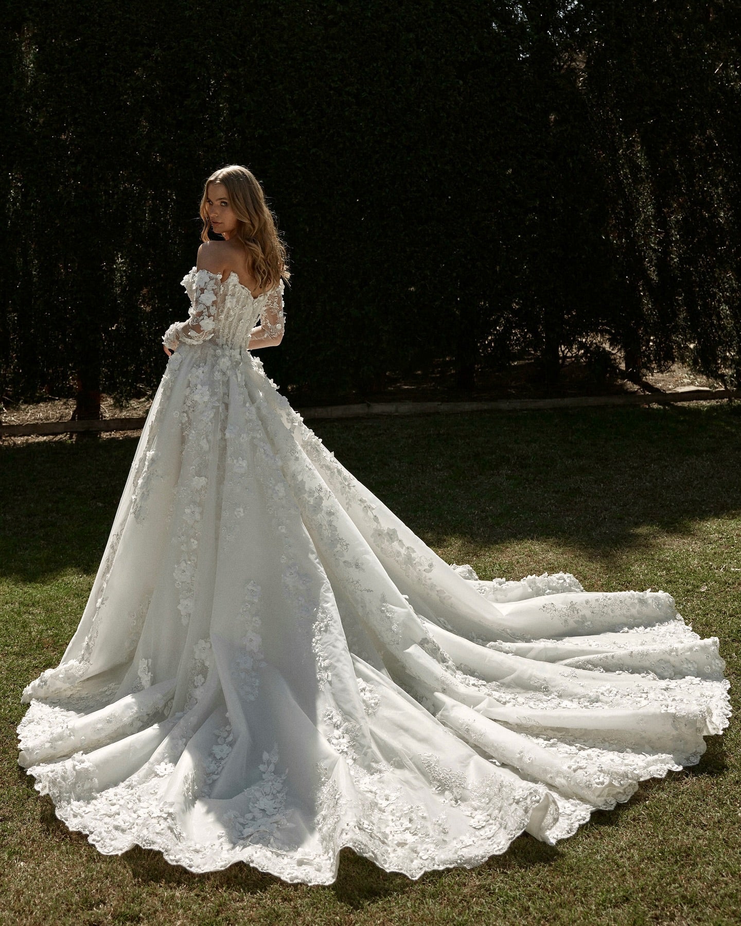 White 3D Floral Applique Ball Gown Wedding Dress Sweetheart Detachable Sleeves Lace Split Front Cathedral Train Bridal Gown