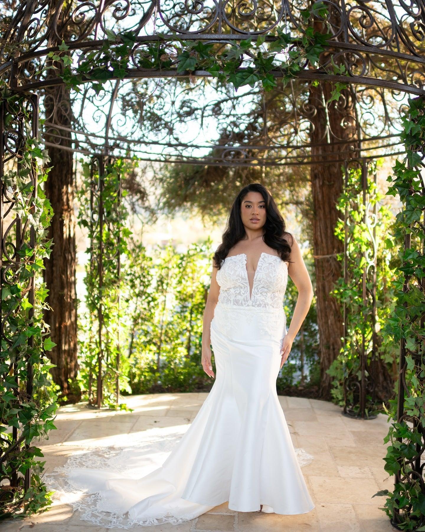 White Lace Applique Mermaid Wedding Dress Deep V Neck Sleeveless Satin Chapel Train Bridal Gown
