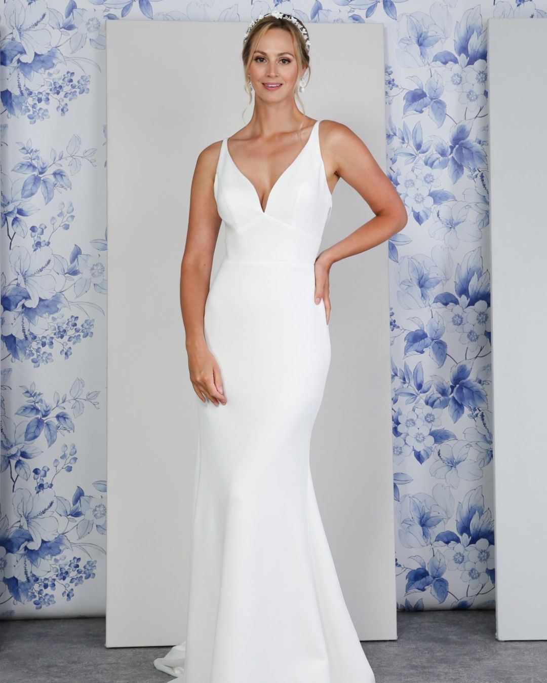 White V-Neck Spaghetti Strap Lace Sleeveless Mermaid Floor Length Formal Evening Dress