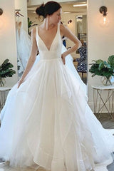 Beautiful Deep V-Neck Sleeveless Tulle Wedding Dress with Ruffless