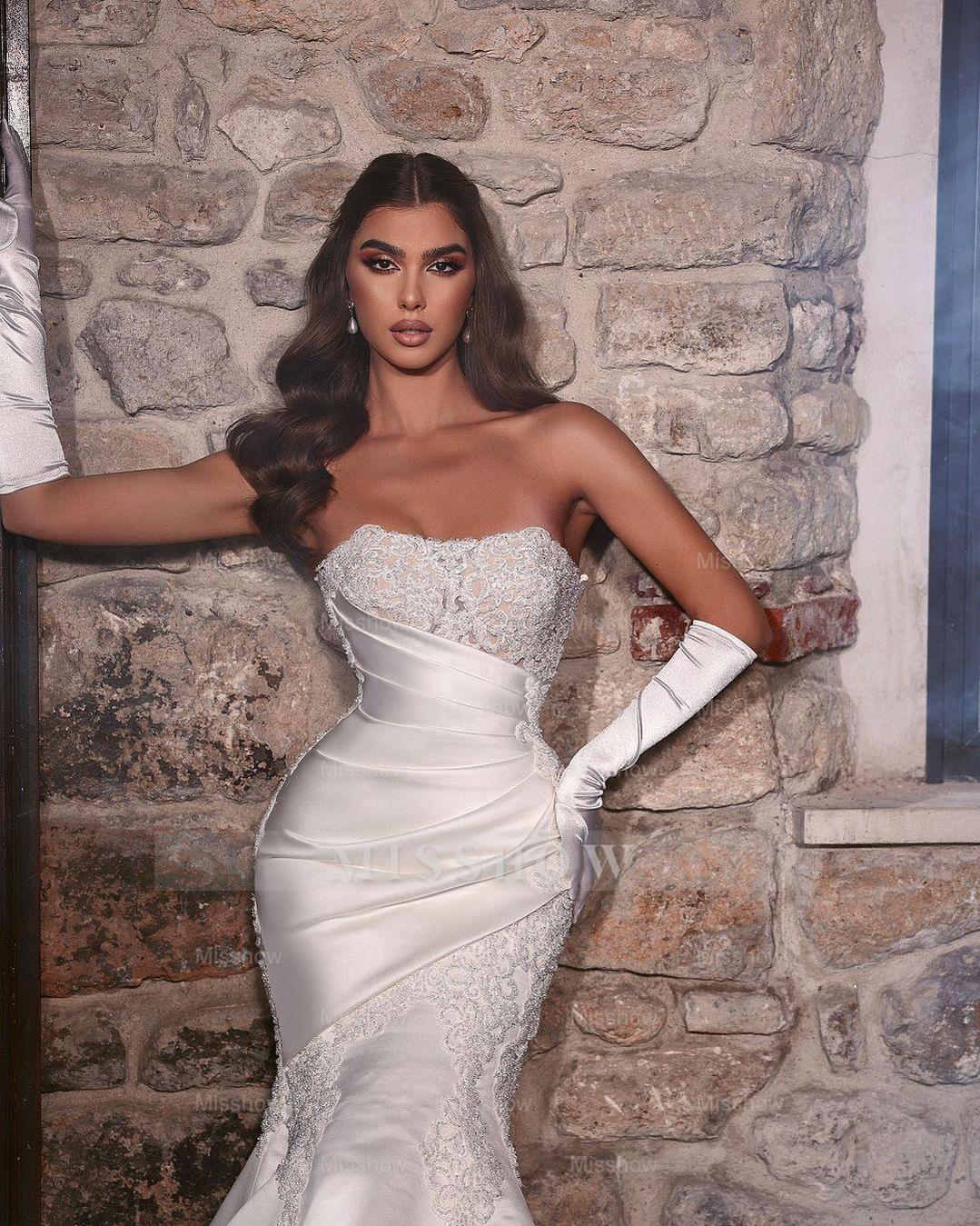 Beautiful Long Mermaid White Lace Sleeveless Wedding Dress With Appliques