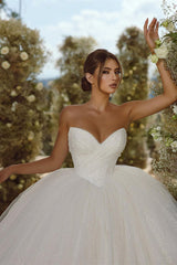 Charming V-neck Sleevless Glitter A-line Wedding Dress With Train