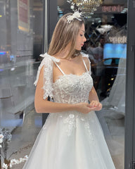 Chic Floor Length Sweetheart Sleeveless A-Line Tulle Wedding Dress with Appliques