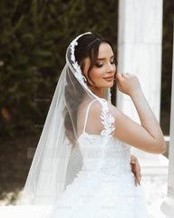 Chic Long White A-line Spaghetti Straps Lace Sleeveless Wedding Dress