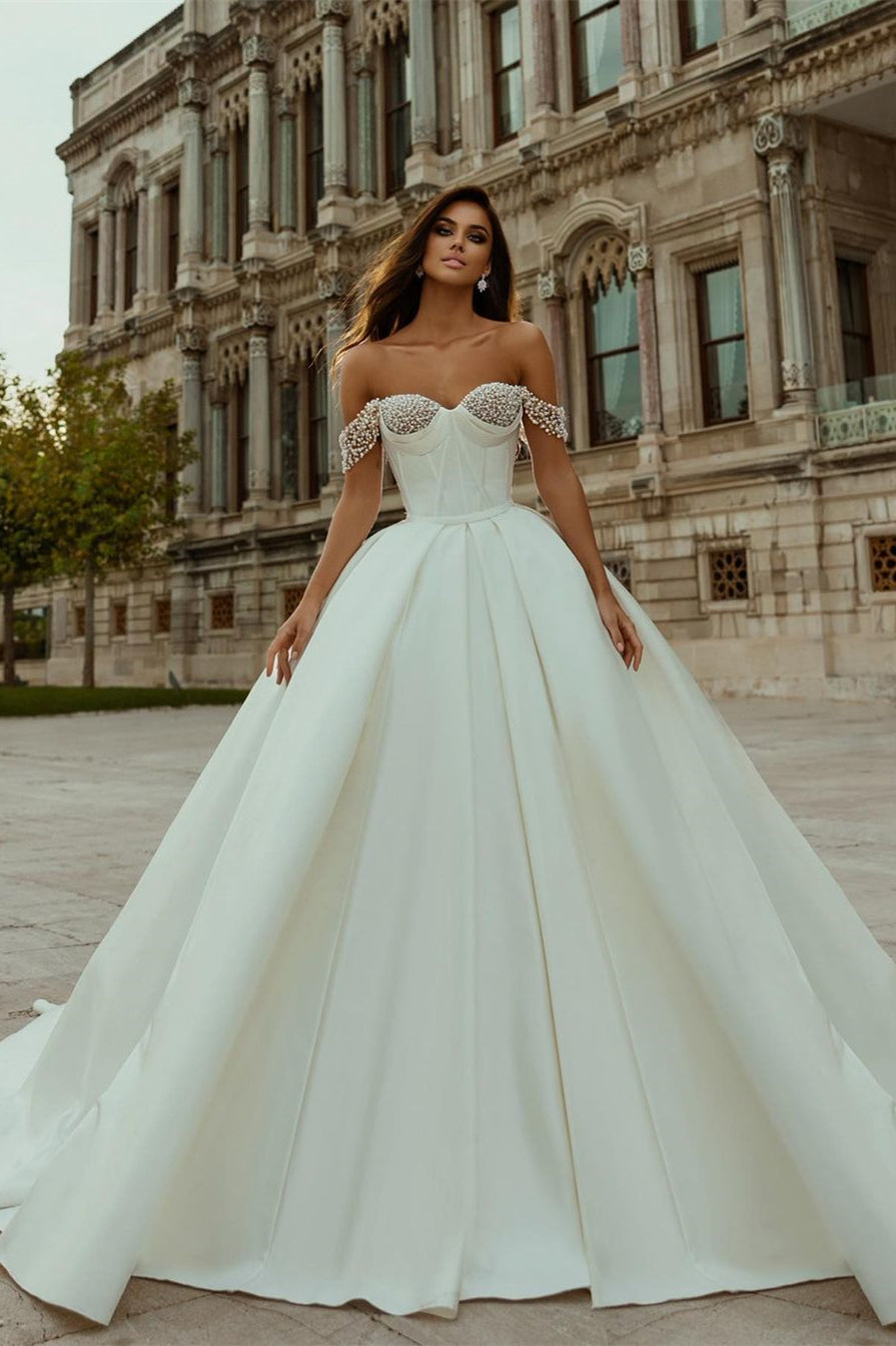 Vestido de novia blanco de diseñador con escote en A y hombros descubi