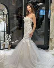 Elegant Floor Length Sweetheart Sleeveless Mermaid Lace Wedding Dress with Appliques