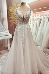 Fashion Long A-line V-neck Lace Tulle Wedding Dress with Train