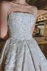 Gorgeous A-Line Lace Appliques Sleeveless Wedding Dresses
