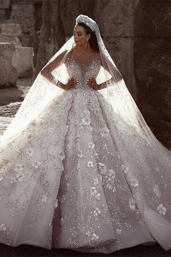 Hermoso vestido de novia estilo princesa con mangas largas y