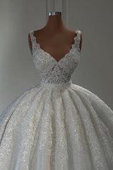 Luxurious Straps Sweetheart Lace Sleeveless Ball Gown Wedding Dresses