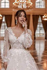 Modern A-line V-neck Lace Wedding Dresses With Long Sleeves