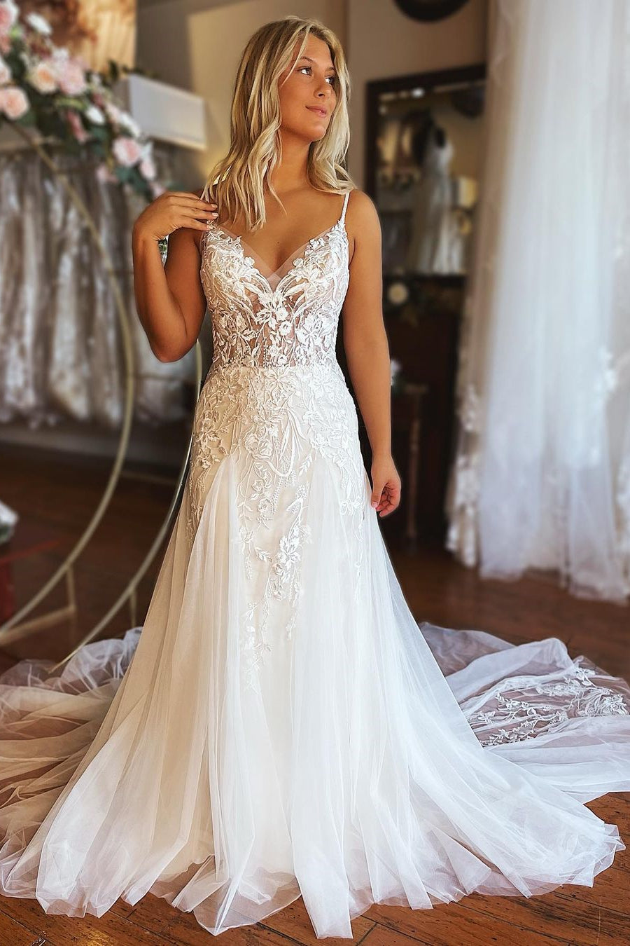 Modern Long A-line Spaghetti Straps Lace Sleeveless Wedding Dress