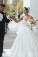 Princess White A-line V-neck Sleeveless Wedding Dresses With Lace