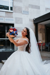 Vintage Princess Off-the-shoulder V-neck Sleeveless Lace Wedding Dresses