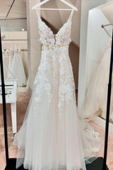 Beautiful White V-Neck Spaghetti Strap A-Line Sleeveless Simple Tulle Long Wedding Dresses With Appliques