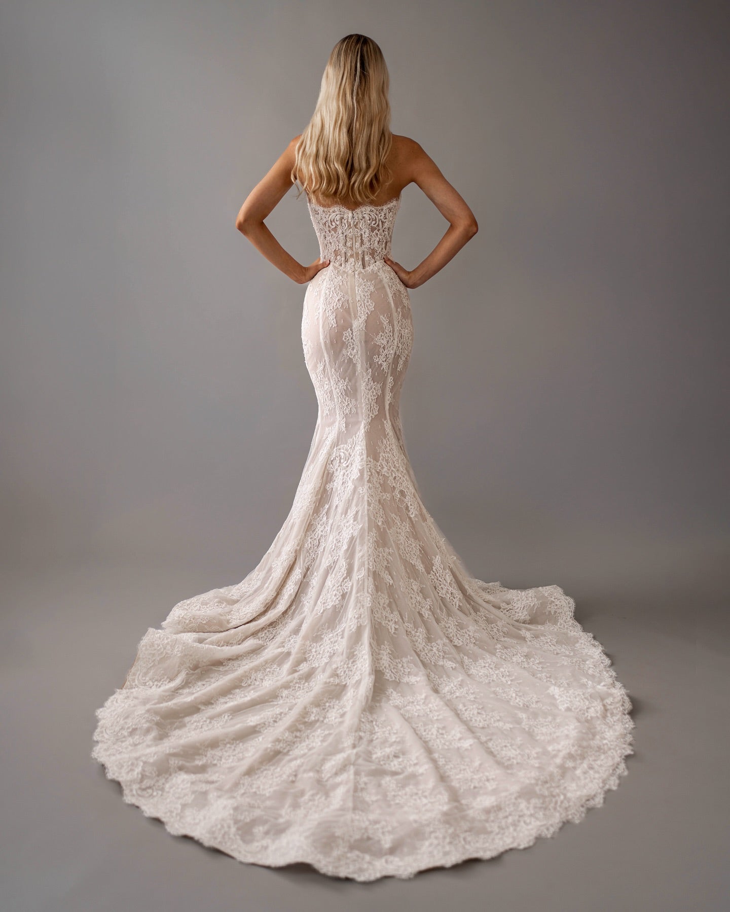 Beige Lace Applique Beaded Mermaid Wedding Dress Sweetheart Sleeveless Corset Bodice Split Front Cathedral Train Bridal Gown