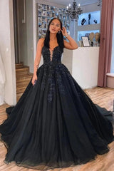 Black Ball Gown Wedding Dress Spaghetti Straps Deep V Neck Sheer Lace Beaded Corset Floral Applique Tulle Gothic Bridal Gown with Chapel Train