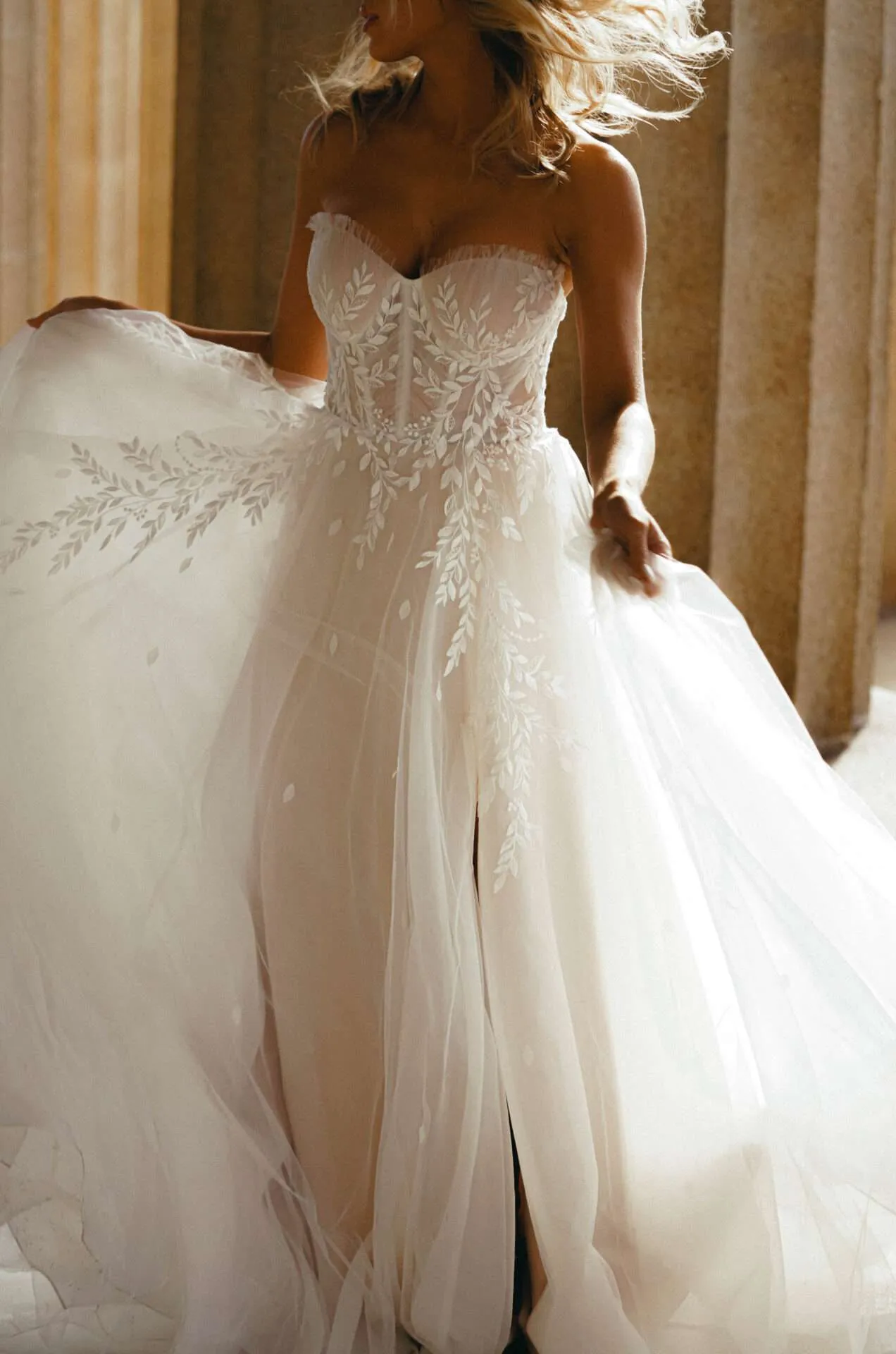 Charming White A-Line Sweetheart Sleeveless Front Split Long Tulle Wedding Dress With Appliques