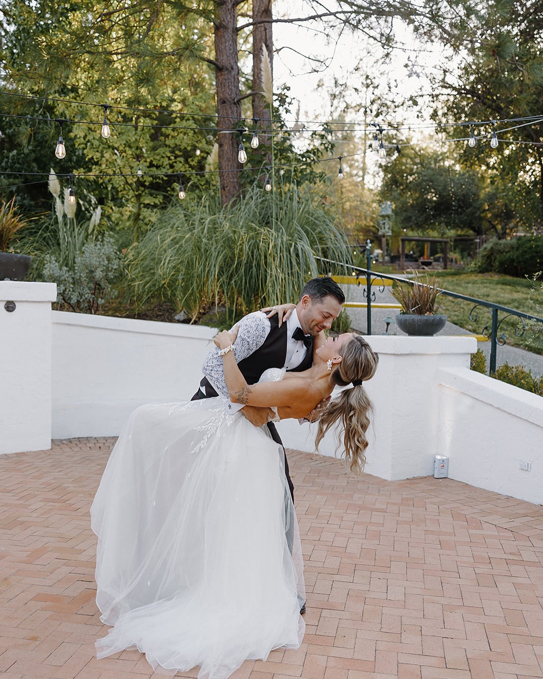 Charming White A-Line Sweetheart Sleeveless Front Split Long Tulle Wedding Dress With Appliques