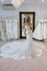 Charming White Lace Mermaid V-Neck Spaghetti Strap Sequined Sleeveless Cathedral Train Tulle Wedding Dresses With Appliques