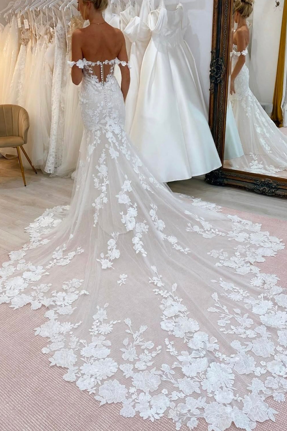 Charming White Lace Mermaid V-Neck Spaghetti Strap Sequined Sleeveless Cathedral Train Tulle Wedding Dresses With Appliques