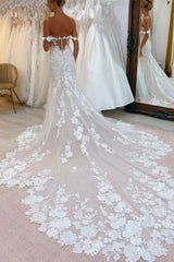Charming White Lace Mermaid V-Neck Spaghetti Strap Sequined Sleeveless Cathedral Train Tulle Wedding Dresses With Appliques