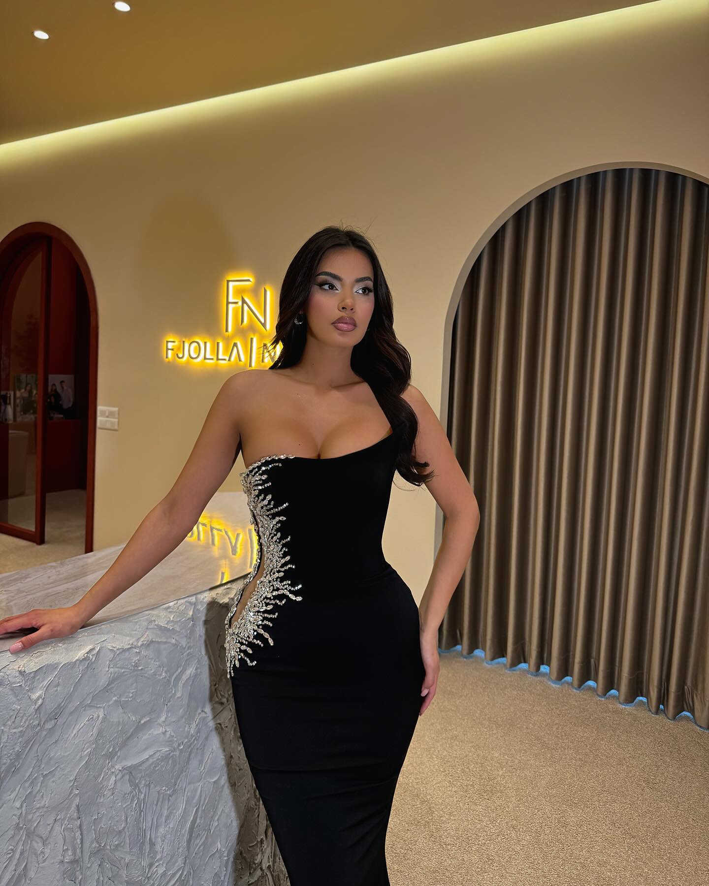 Chic Black Mermaid Strapless Beaded Sleeveless Satin Formal Dress With Rhinestones