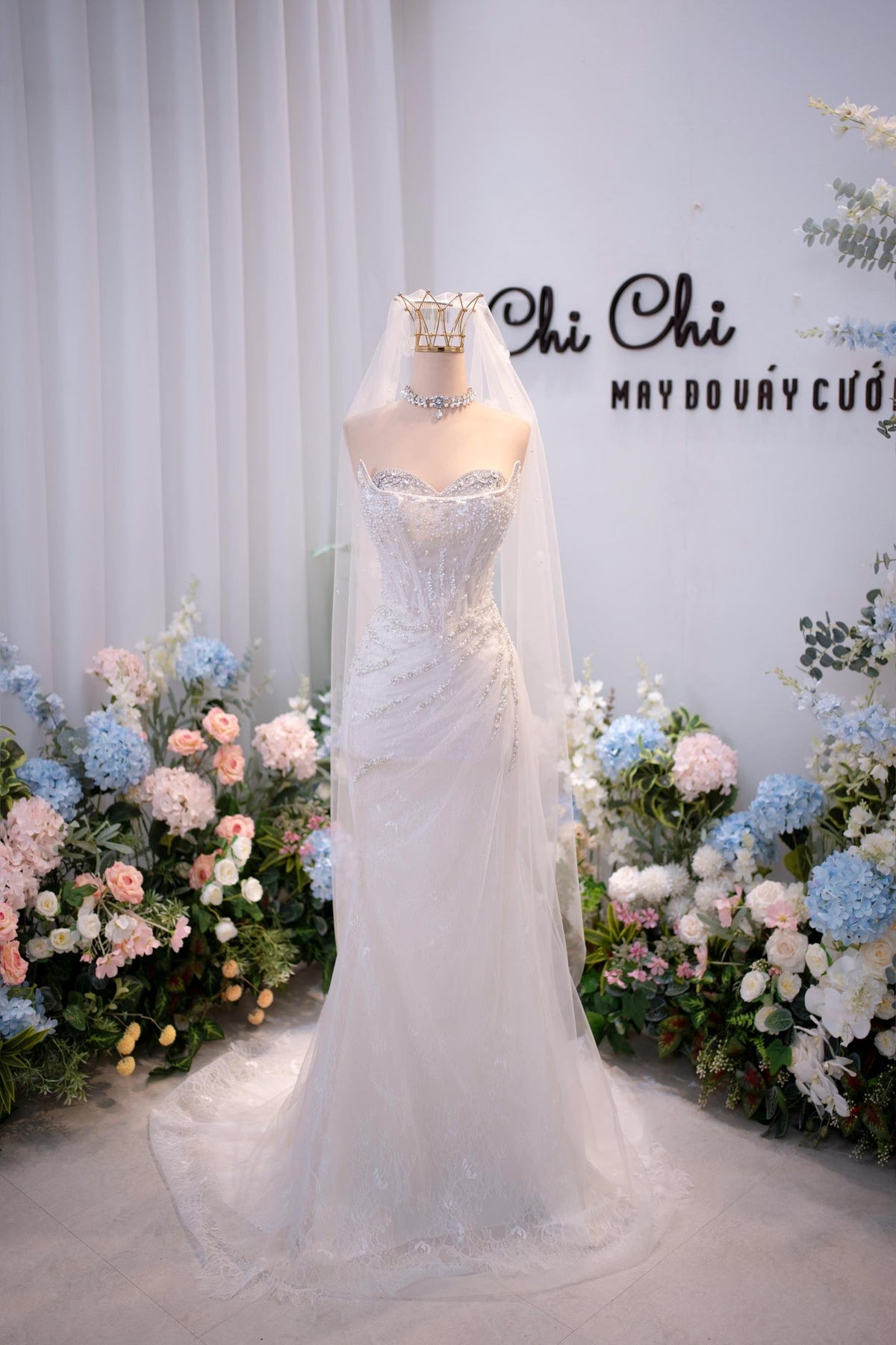 Chic Long White Strapless Mermaid Beaded Sleeveless Wedding Dress