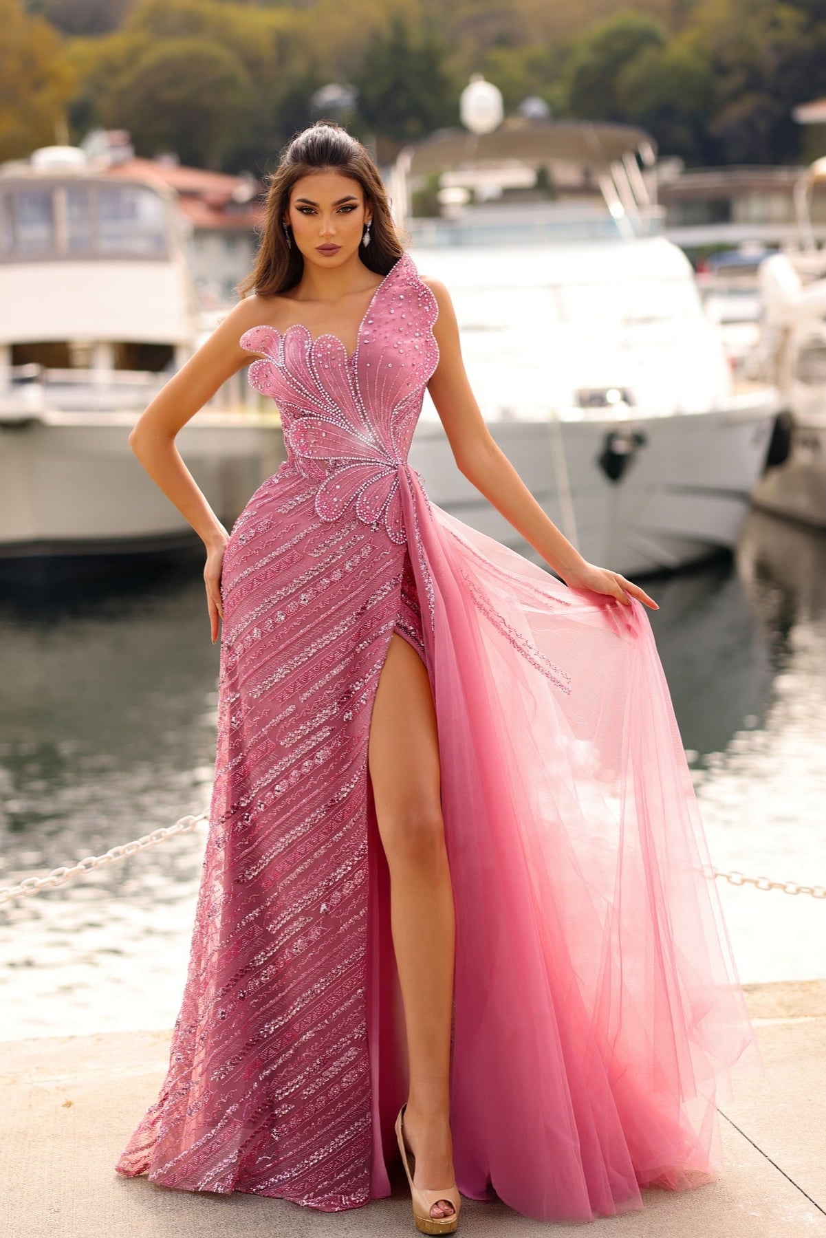 Chic Mermaid Strapless Sleeveless Sequined Panel Train Long Tulle Evening Dresses With Silt