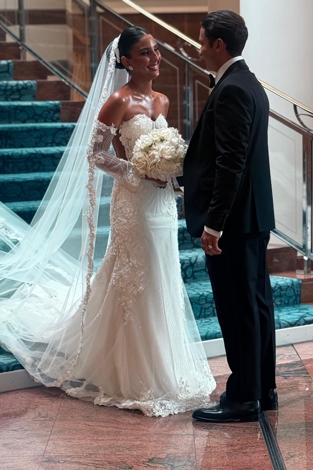 Chic White Mermaid Lace Sweetheart Sleeveless Long Tulle Wedding Dresses With Appliques