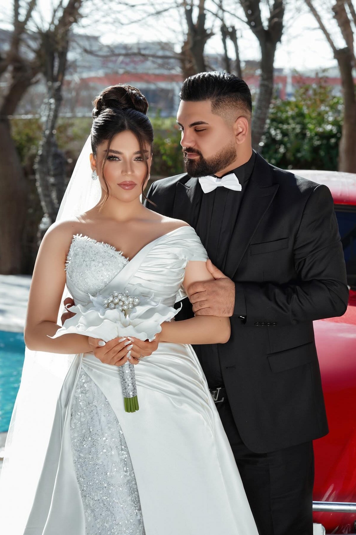 Chic White Mermaid Sweetheart One-Shoulder Sleeveless Sequined Lace Panel Train Satin Wedding Dresses With Appliques