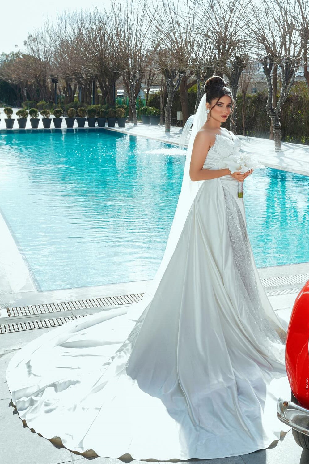 Chic White Mermaid Sweetheart One-Shoulder Sleeveless Sequined Lace Panel Train Satin Wedding Dresses With Appliques