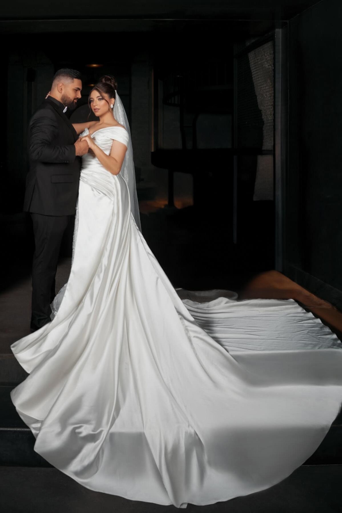 Chic White Mermaid Sweetheart One-Shoulder Sleeveless Sequined Lace Panel Train Satin Wedding Dresses With Appliques