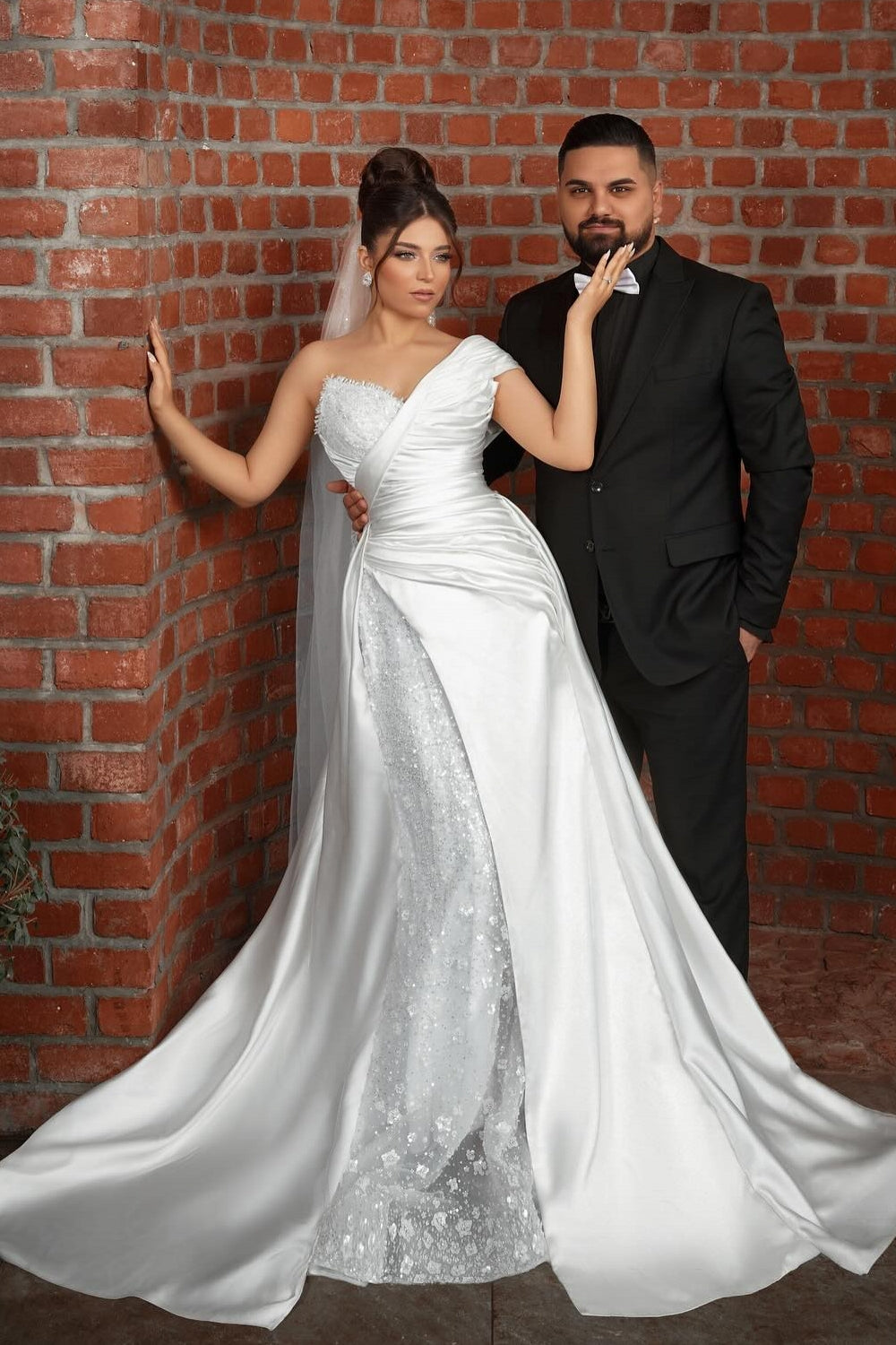 Chic White Mermaid Sweetheart One-Shoulder Sleeveless Sequined Lace Panel Train Satin Wedding Dresses With Appliques