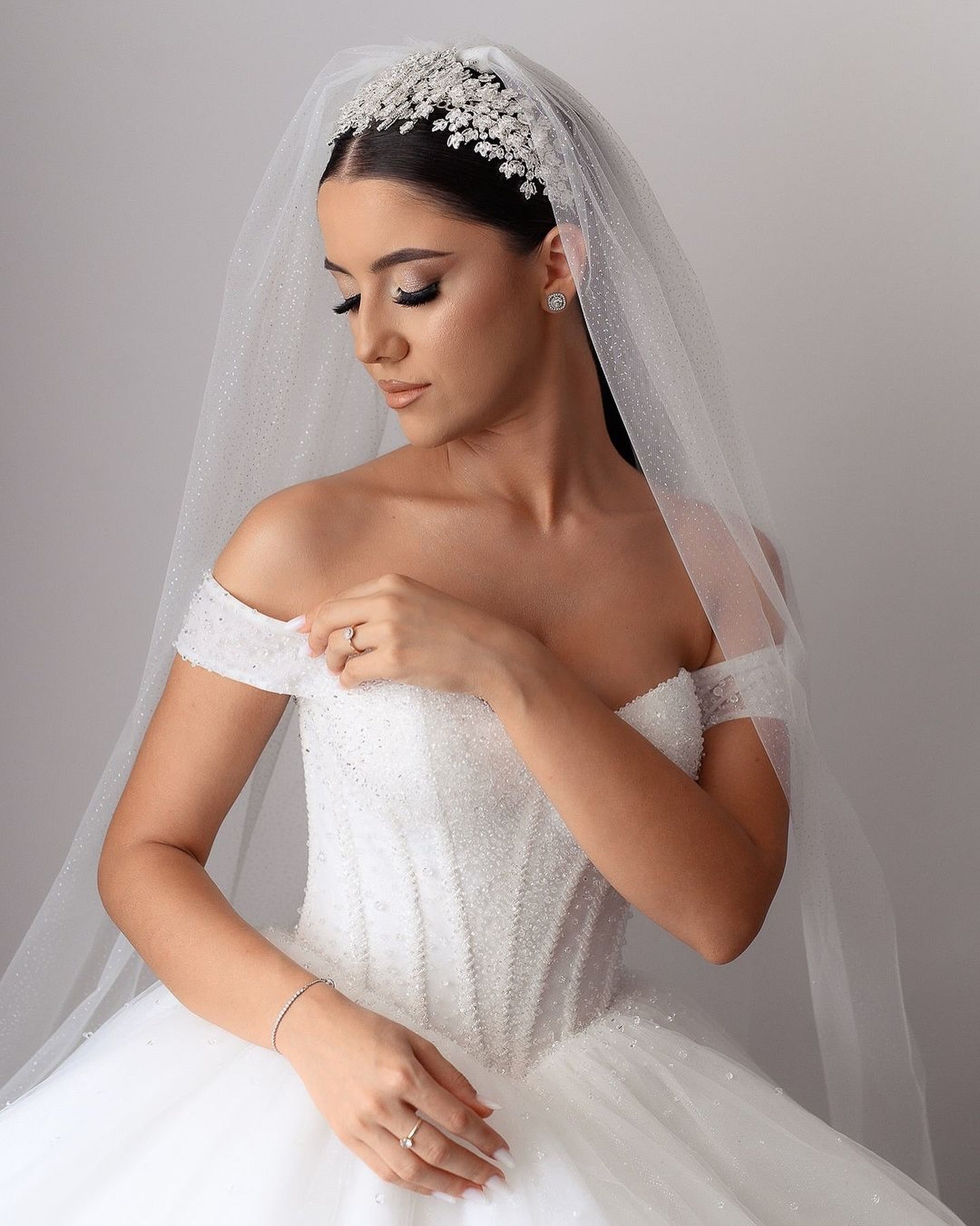 Chic White Sweetheart Ball Gown Off-The-Shoulder Beaded Sleeveless Long Tulle Wedding Dresses