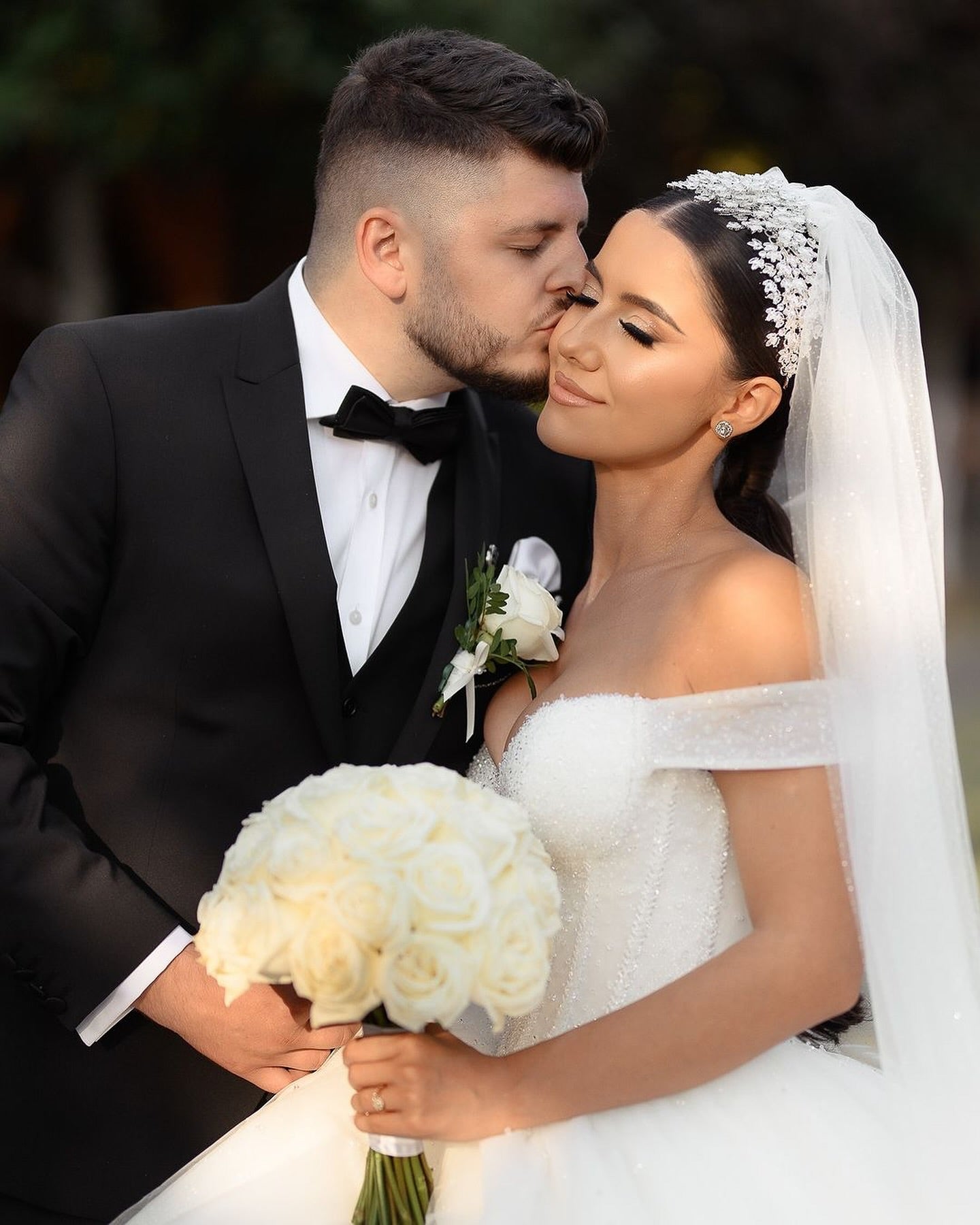 Chic White Sweetheart Ball Gown Off-The-Shoulder Beaded Sleeveless Long Tulle Wedding Dresses