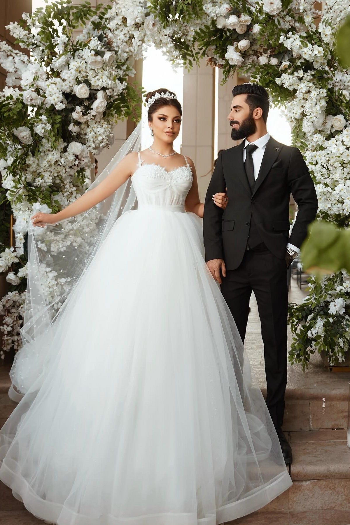 Chic White Sweetheart Spaghetti Strap Sleeveless Ball Gown Tulle Wedding Dresses With Pearls And Appliques
