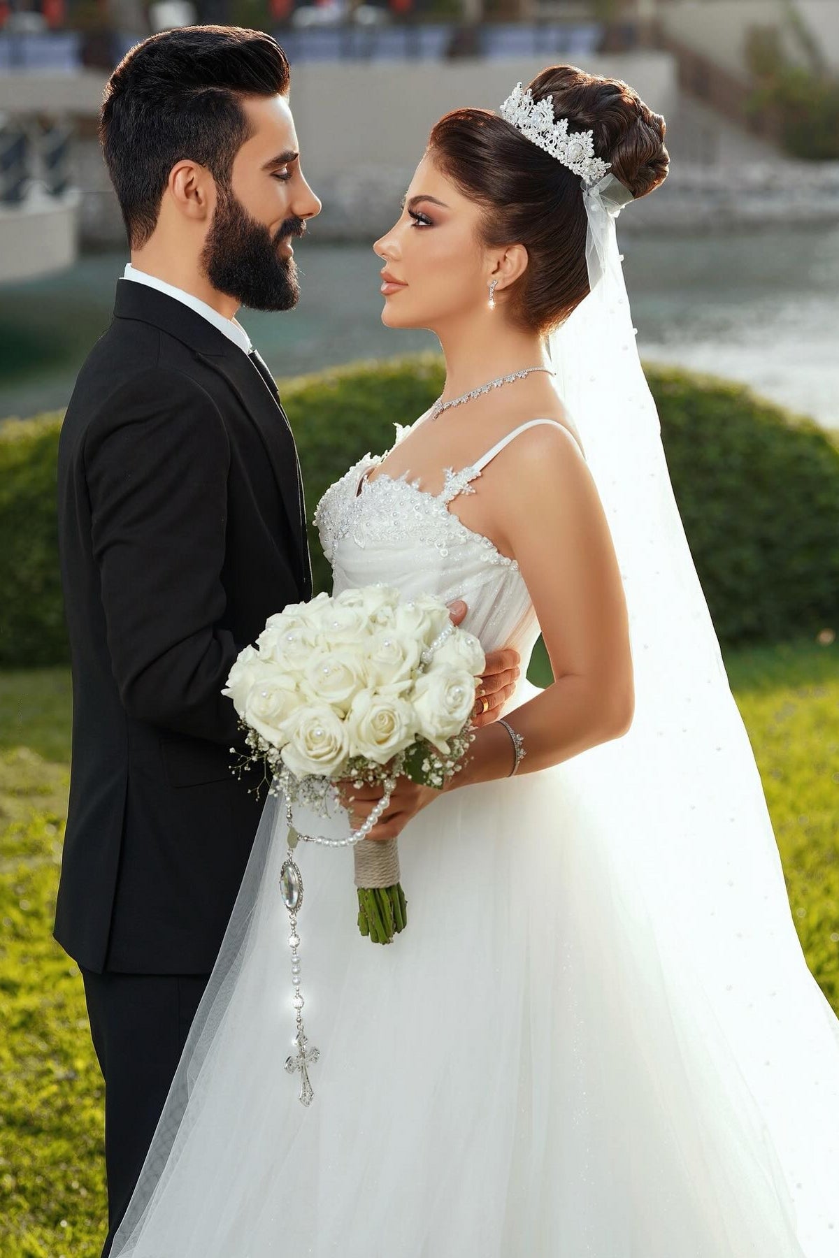 Chic White Sweetheart Spaghetti Strap Sleeveless Ball Gown Tulle Wedding Dresses With Pearls And Appliques