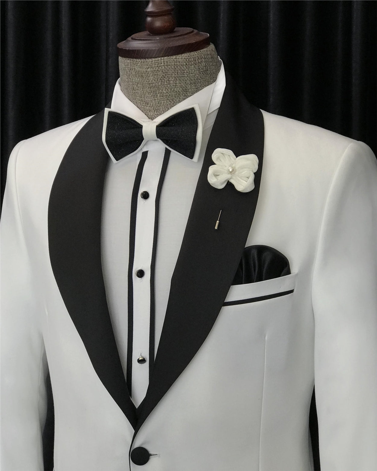 Chic White Three-Piece Slim Fit Groom's Wedding Ensemble