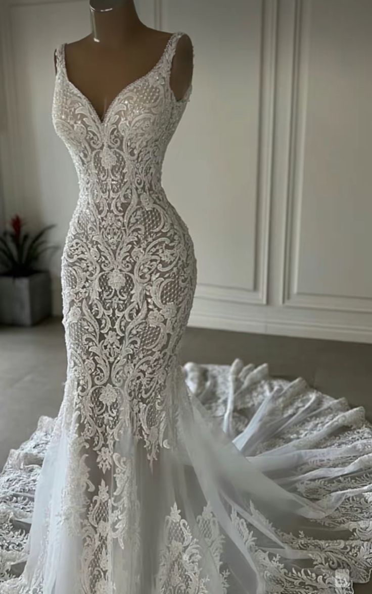 Chic Long Mermaid V-neck Sleeveless Wedding Dress With Lace